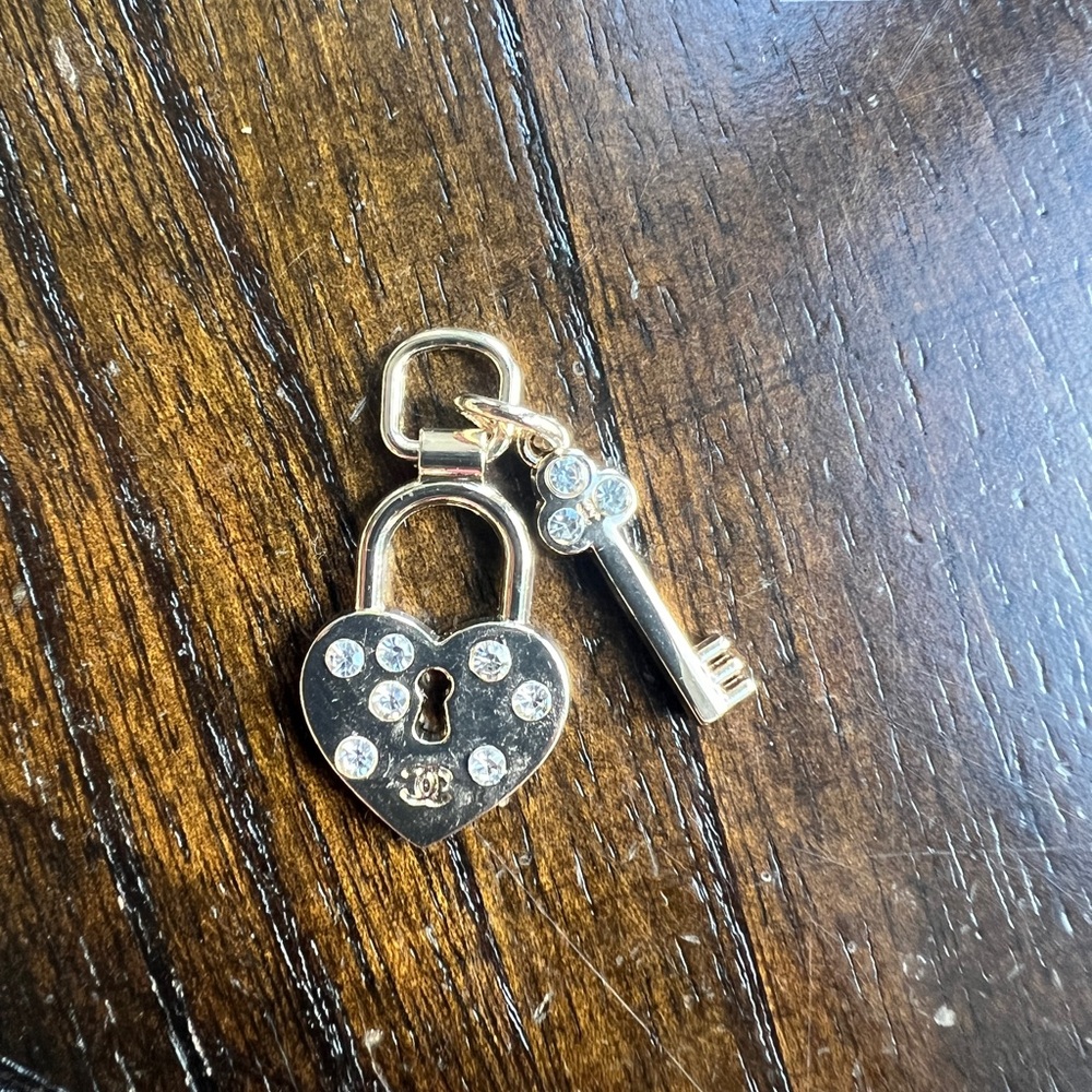Gold tone CC lock and key zipper pull replacement/charm - Picture 4 of 4
